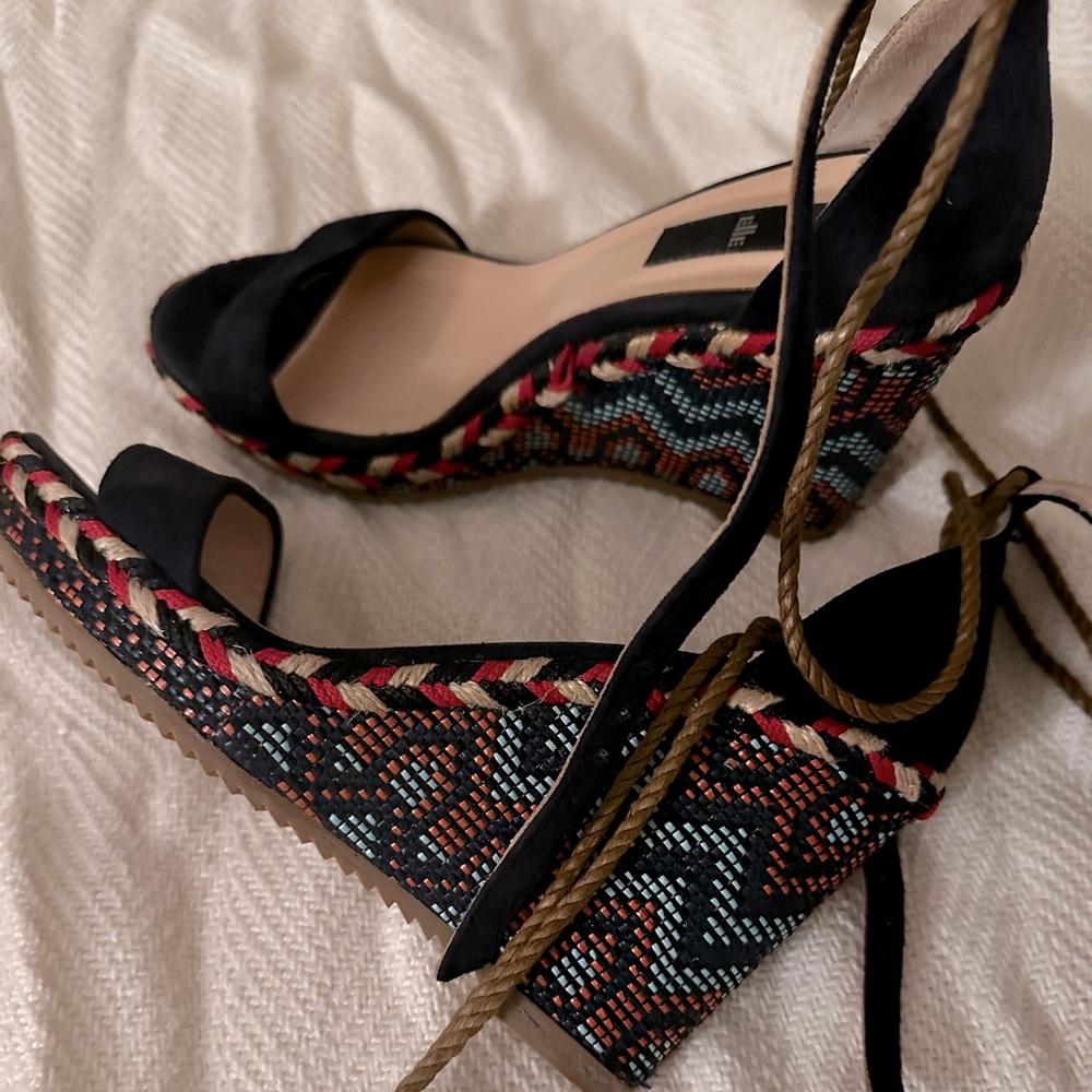 Beautiful southwestern style wedge Elle brand sandals w tassles